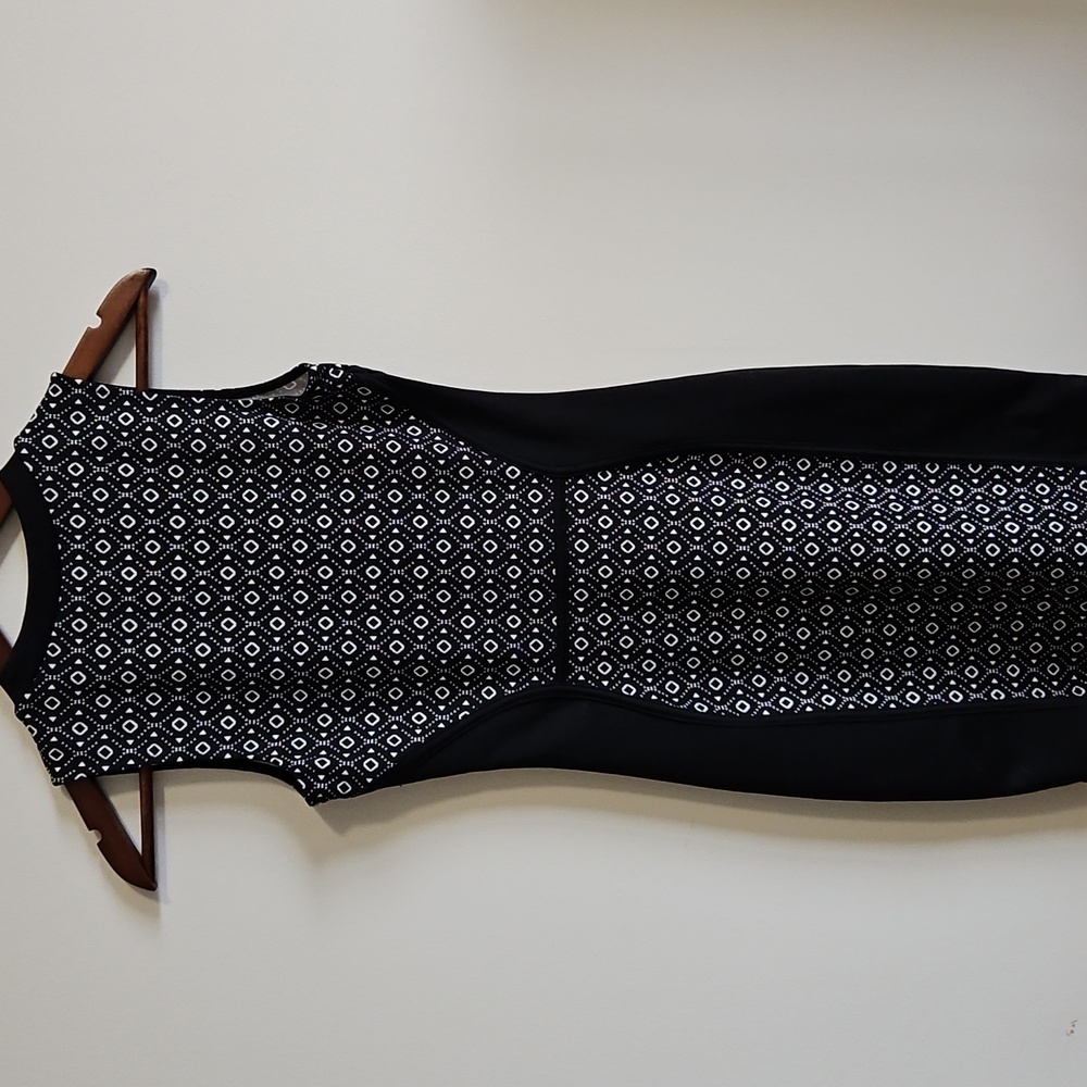 Elegant Black and White Patterned Dress - - Picture 4 of 11